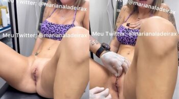 Mariana Ladeirax fazendo uma tatuagem íntima com piercing de tatuagem.