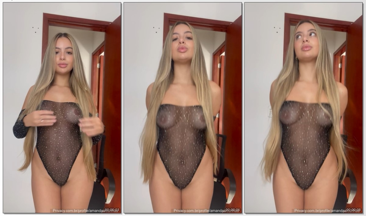 Amanda Al Cunha é uma jovem atraente fazendo um strip tease com uma roupa translúcida