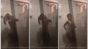 Aline Amorim está pelada tomando um banho relaxante de chuveiro