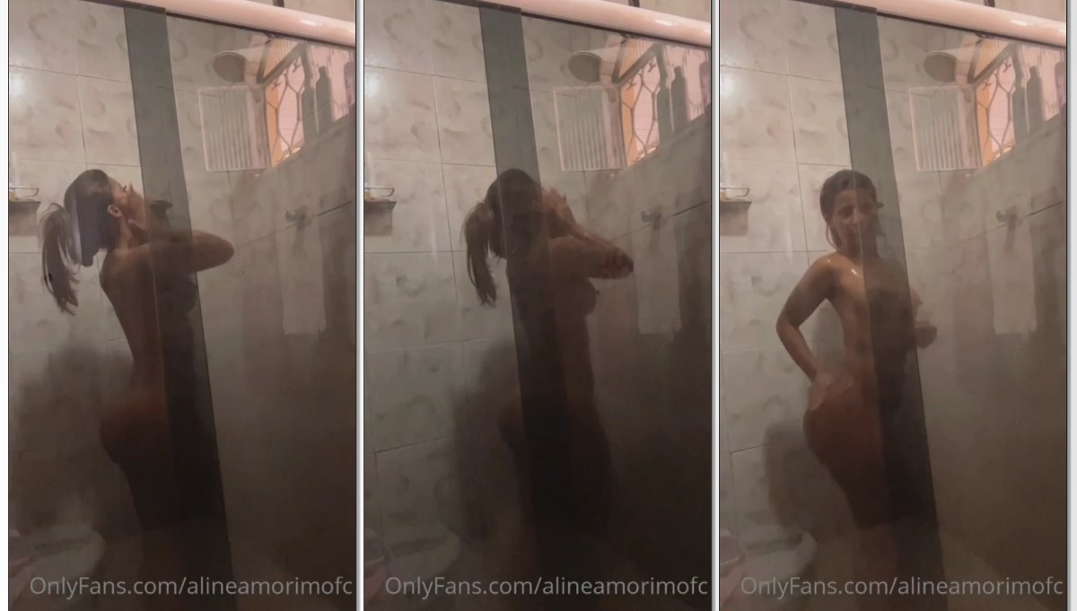 Aline Amorim está pelada tomando um banho relaxante de chuveiro