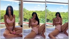 Alycia Ribeiro usando um traje cor-de-rosa provocando a bucetinha