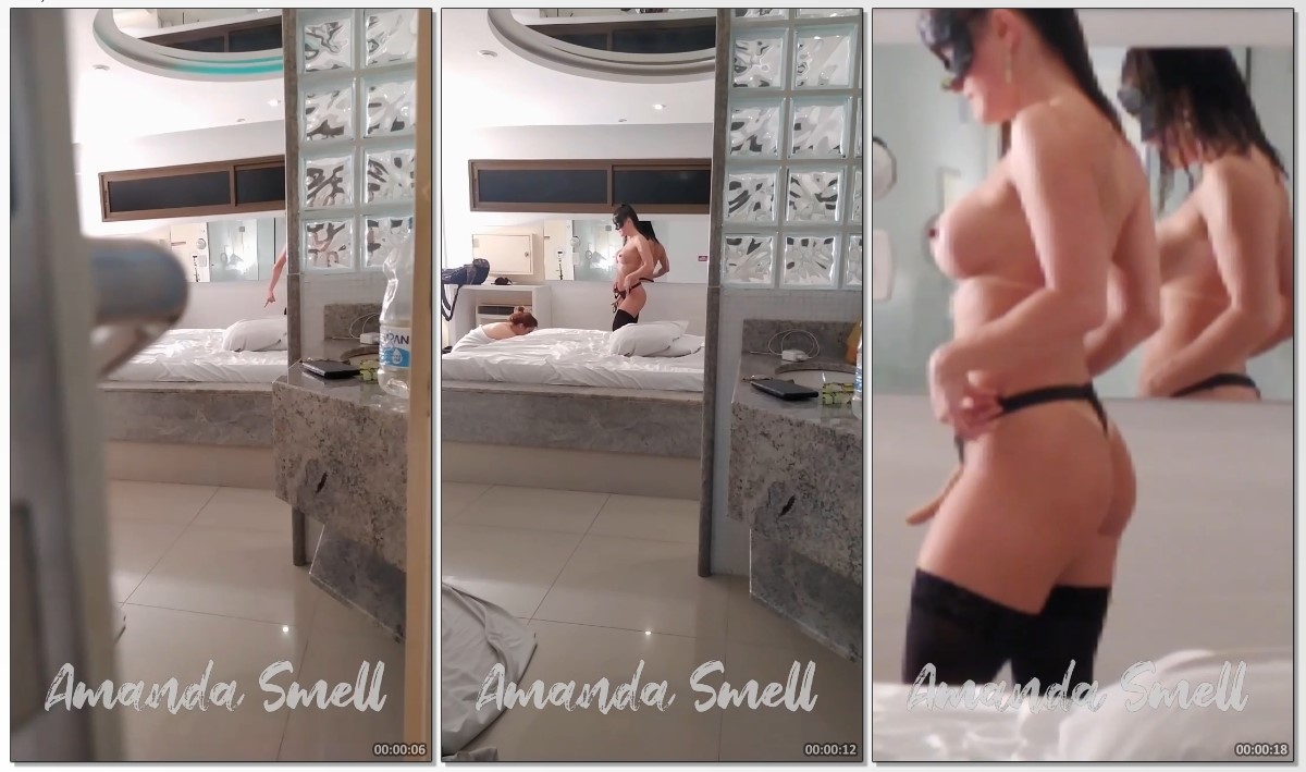 Amanda Smell sendo filmada em uma cena erótica com uma ruiva ousada em um quarto de hotel