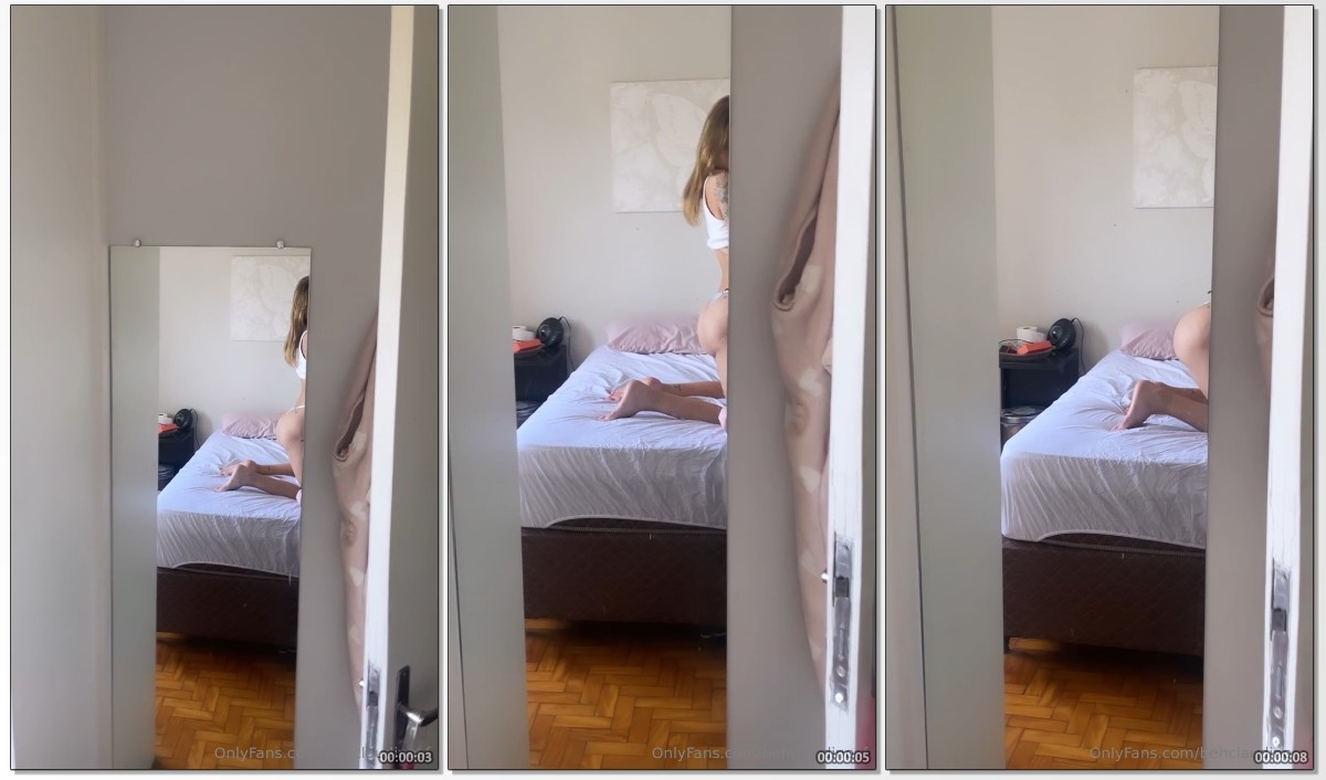 Claudina, com a calcinha enfiada no bumbum, fazendo um showzinho na cama