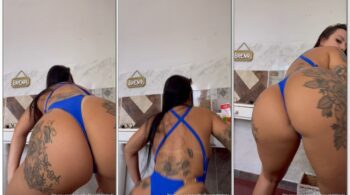 Brena Barbosa mexendo o bundão com a calcinha enfiada no bumbum