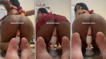 Kau Martini, dona de um bumbum avantajado, se divertindo com seu brinquedinho na sua bucetinha