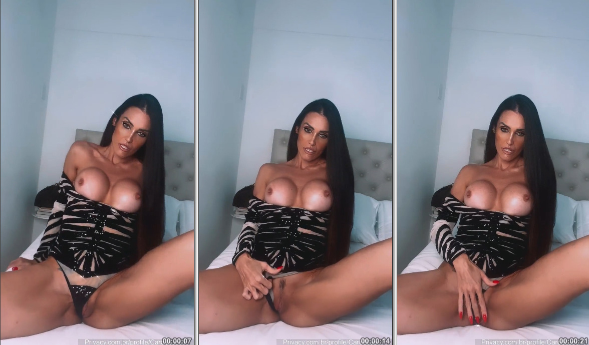 Carol Muniz mostrando sua buceta com uma roupa íntima sexy no OnlyFans