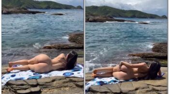 Morena atraente fica à vontade na praia, exibindo seu belo corpo