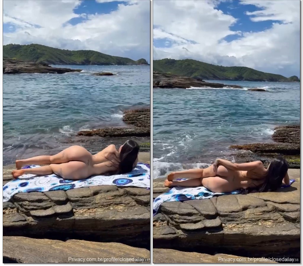 Morena atraente fica à vontade na praia, exibindo seu belo corpo