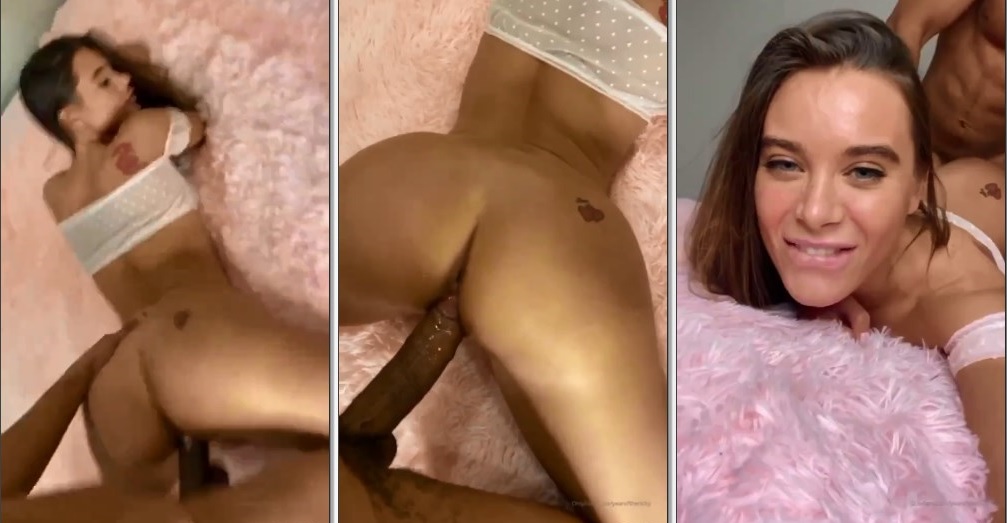 Lana Rhoades em uma posição diferente tomando o leitinho na buceta