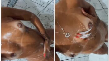 Livia Vitória do OnlyFans numa cena no chuveiro ensaboando seu corpo de forma sensual