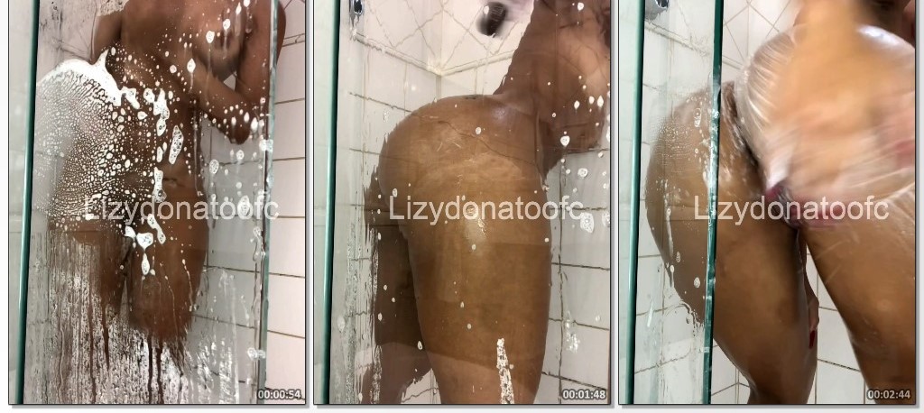 Lizy Donato fazendo um banho sexy e massageando o bumbum no chuveiro