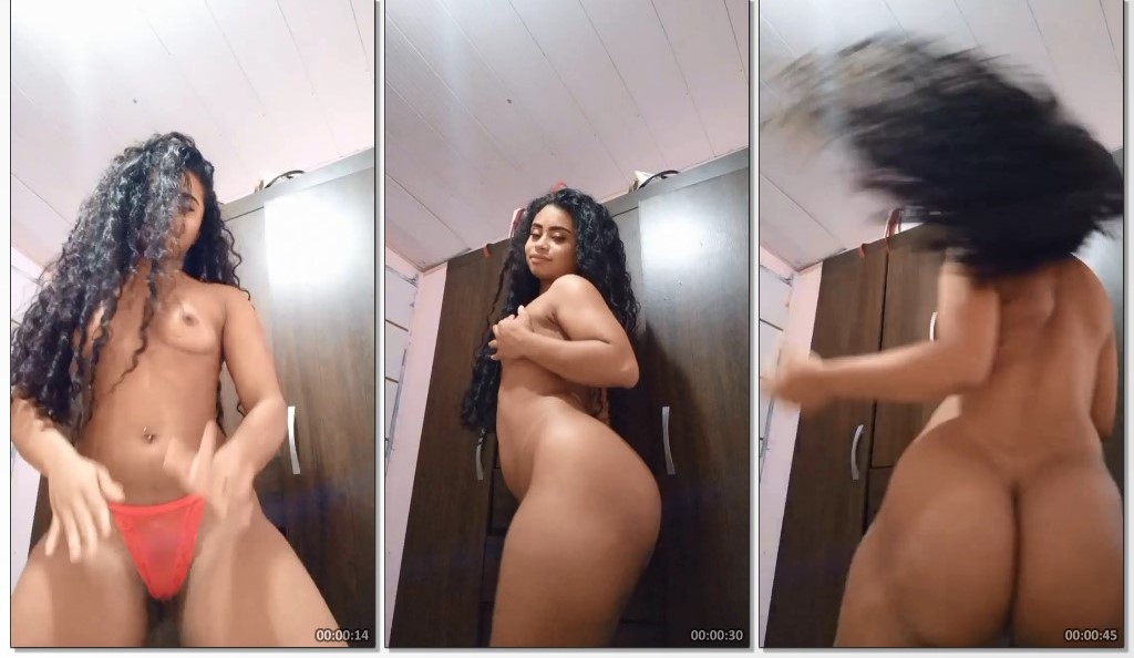 Morena de cabelos cacheados rebola sensualmente com as teta à mostra