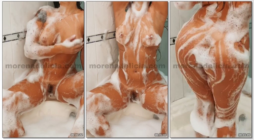 Morena maravilhosa curtindo um banho de espuma na banheira de um jeito super sensual