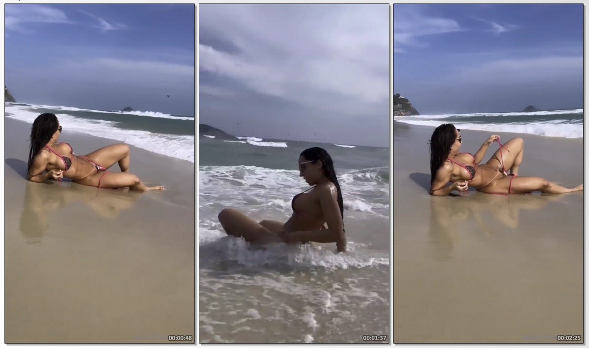 Mulher Melão mostrando tudo em pleno mar aberto