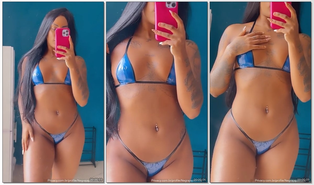 Negra Japa exibindo sua linda xoxotinha com a calcinha rasgada