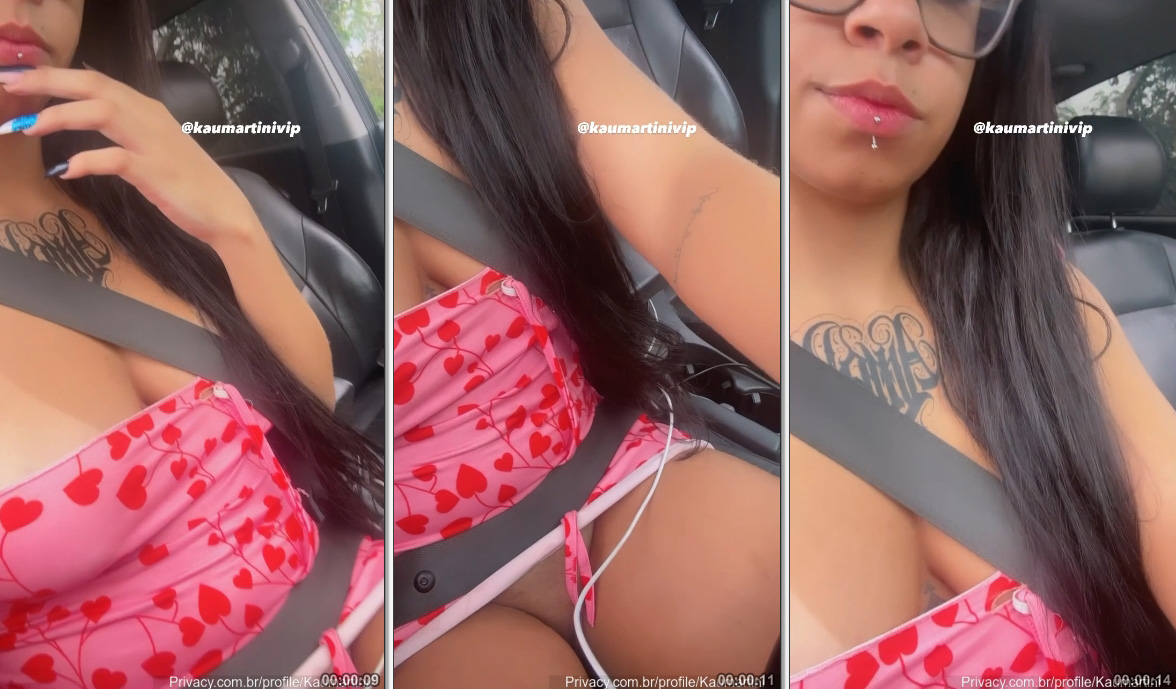 Kau Martini, uma famosa do OnlyFans, foi vista mostrando seu privacy no carro usando um vestido curto e sem calcinha