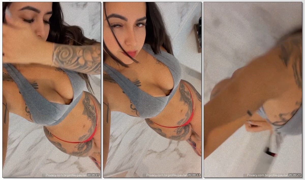 Paulla Naianna exibindo sua bunda com uma tatuagem usando uma calcinha fio dental