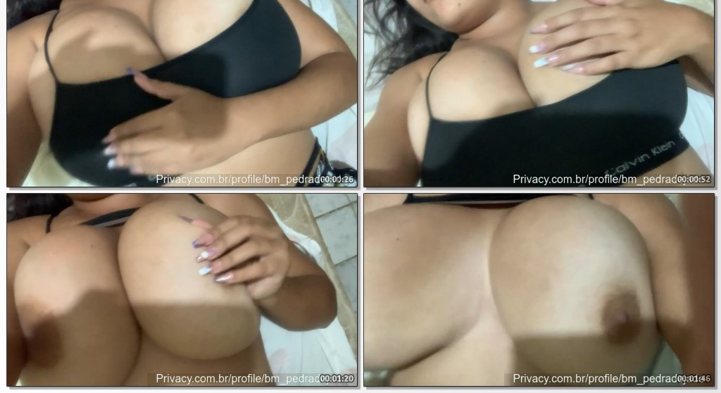 Pedra de jade é uma modelo grátis muito atraente mostrando seus belas teta para a câmera