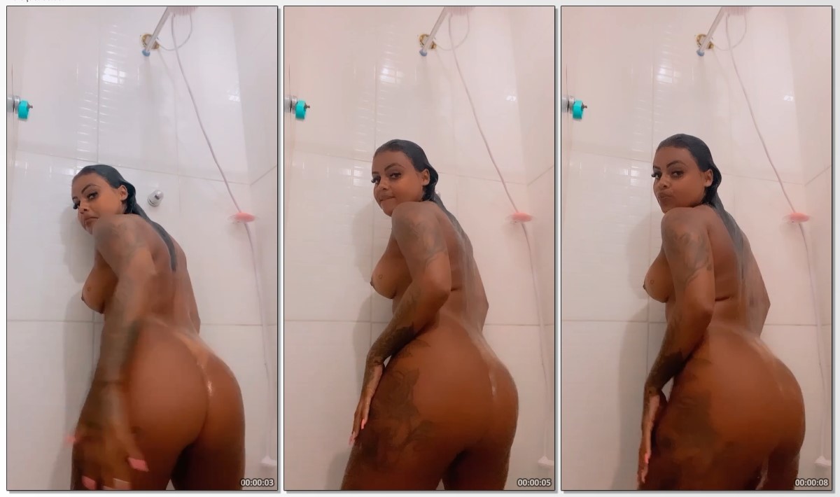 Samea Soloni dançando nua de forma sensual durante o banho