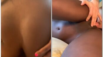 Conteúdo adulto: Hot ebony Onlyfans babe realiza sexo oral em seu parceiro branco e então assume a posição de ladinho para a penetração