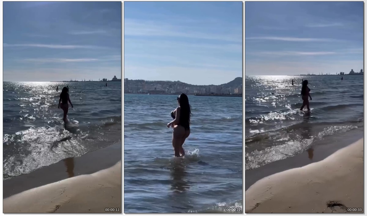 Sheyla Mell, uma celebridade do OnlyFans, aproveitando o dia ensolarado na praia com um biquíni cavado