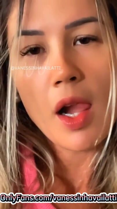 Vanessinha Vailatti se tocando e se satisfazendo com os dedos