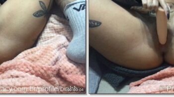 Biahh, a tatuada famosa do OnlyFans, abre as pernas e se diverte usando um consolo grande