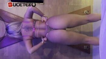 Isadora Vale empina o bumbum com a calcinha enfiada