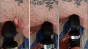 Hot Sweet gemendo de prazer enquanto utiliza um vibrador em sua buceta com muito desejo