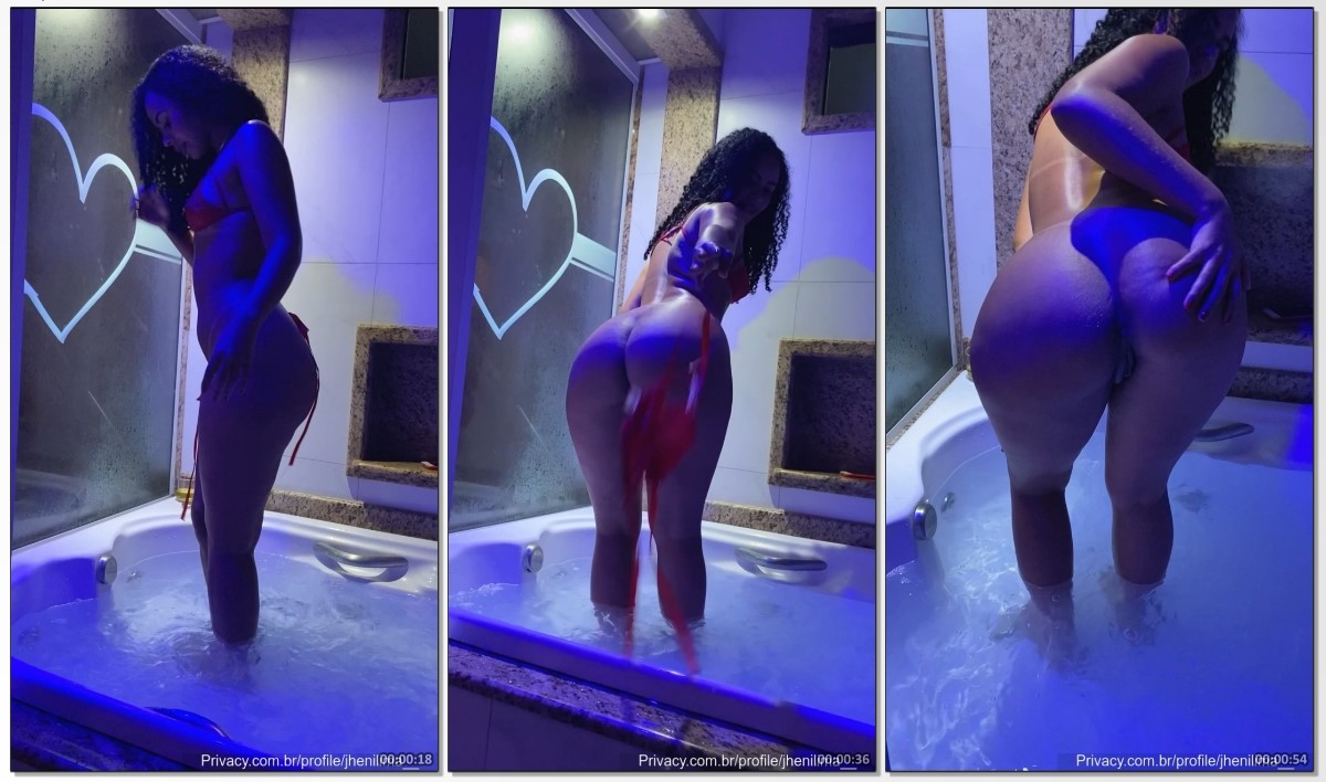 Jheni Lima exibindo seu corpo nu e fazendo poses sensuais na banheira