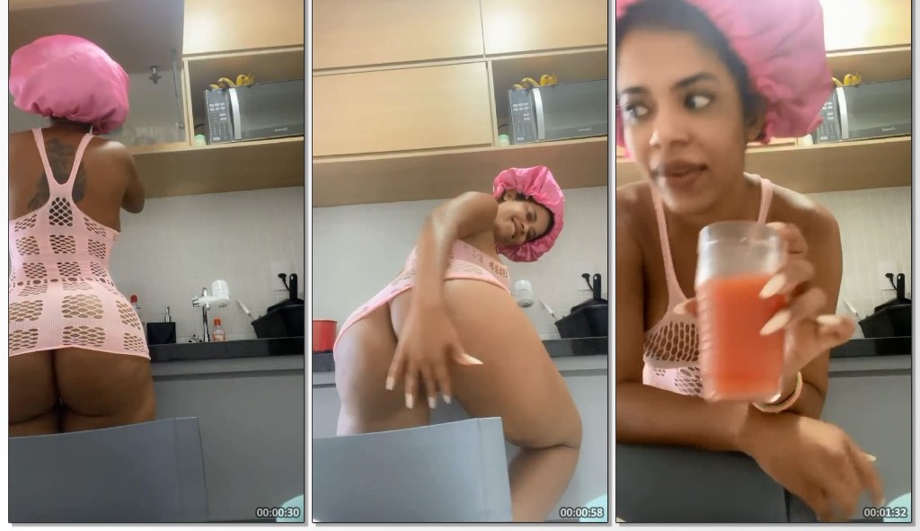 Nega Barbie, a famosa morena, exibe sua sensualidade na cozinha de sua casa