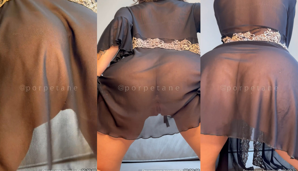 Estrela do OnlyFans Porpetane mostrando seu rebolado com uma camisola transparente e sem calcinha