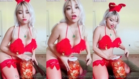 Mostrando toda sua sensualidade e charme, a Asianbunnyx exibe seu corpo de maneira sedutora em uma calcinha provocante