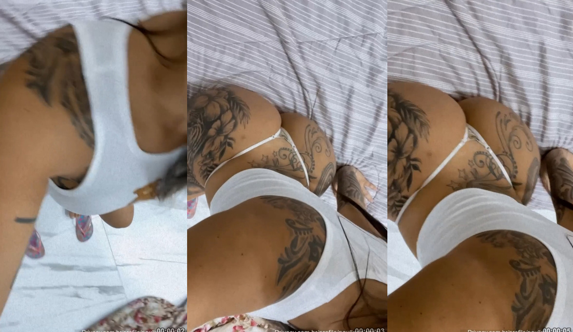 A estrela do OnlyFans Paulla Naianna está numa pose sensual, na cama, com o bundão arrebitado e a calcinha bem cavada