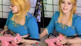 MiauiSiscat se fantasiando de Zelda e exibindo sua coleção de brinquedos sexuais