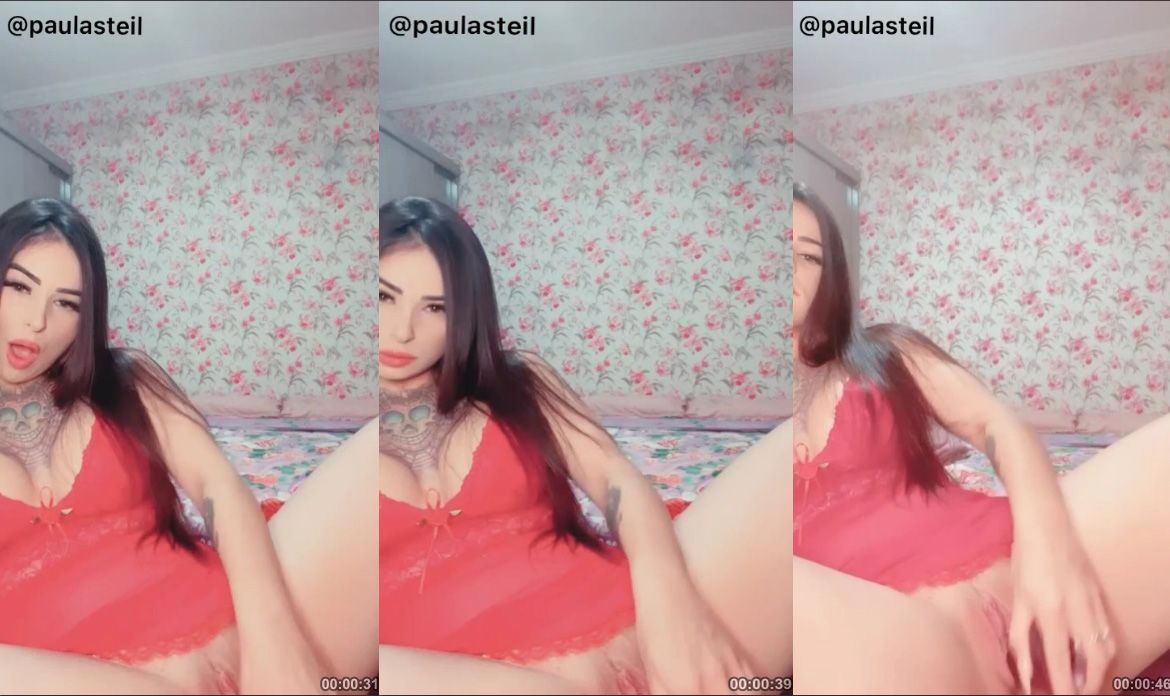 Paula Steil, a famosa tatuada, se deliciando com um vibrador na xoxota, com suas pernas bem abertas