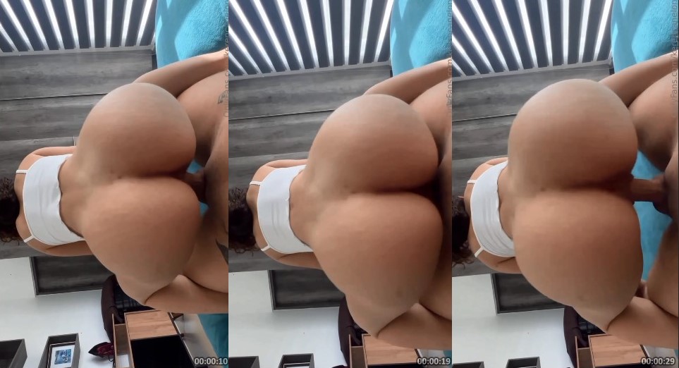 Mulher com bundão grande fazendo um movimento sensual em cima do parceiro