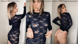 Merihenriikka, uma famosa do OnlyFans, mostrou seu corpão usando um vestido escuro e transparente, levantando a peça para exibir seu bumbum