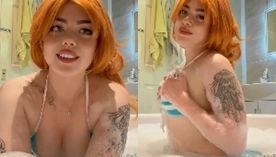 Angelica Reed, conhecida por seu cosplay de Nami do One Piece, compartilha seu privacy na banheira