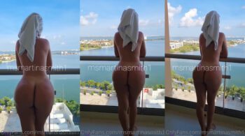 Martina Smith se exibindo sem roupa na varanda do apartamento com uma bela vista para o mar