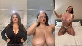 JuicyJade fazendo um striptease e exibindo seus peitões e tentadores