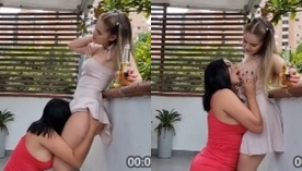 Martina Smith, uma latina com peitões, se entrega a um momento cheio de desejo enquanto faz sexo oral na buceta saborosa de sua amiga branquinha