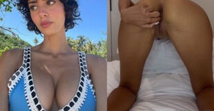 Rita Faez se exibindo sem roupas, se tocando e tendo prazer sozinha em um momento excitante