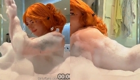 Ruiva gata Angelica Reed dançando sensual na banheira cheia de espuma