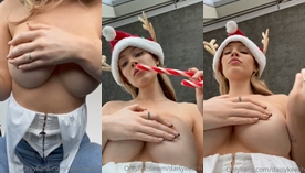 Daisy Keech, a loira, usando um chapéu de Natal e exibindo seus belas teta volumosos