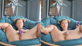 Uma jovem chamada Blondieblooms está deitada relaxando com as pernas abertas, usando um vibrador na buceta