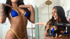 A jovem Emily Rinaudo exibindo seu belo corpo em forma de biquíni e brincando com seu brinquedo favorito que ela adora usar