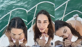 Durante o passeio de barco, a cachorrinha Izzy Green ajoelha e começa a fazer carinho no dono da embarcação