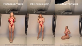 Bethanylilyapril, uma loira gata, está usando um biquíni vermelho e posando para uma foto onde mostra seus mamilos