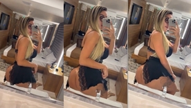 Loira gostosa exibindo sua boa forma em um babydoll, destacando suas curvas incríveis